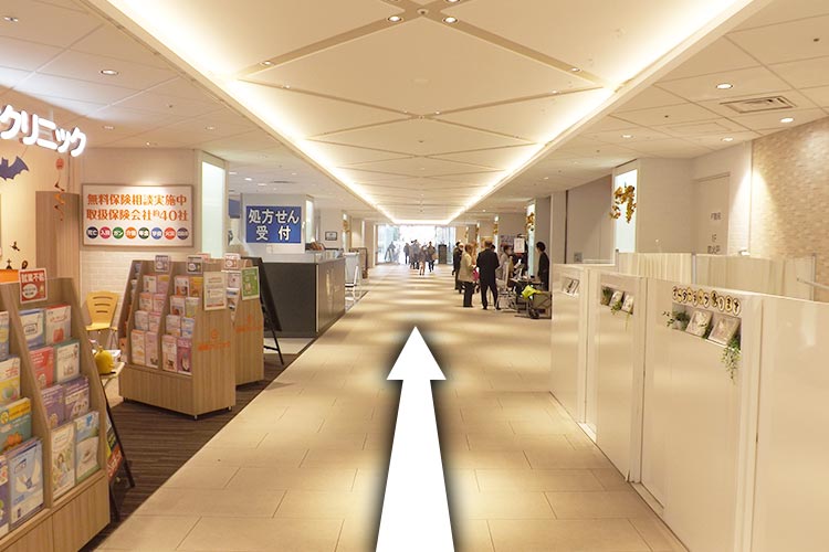 エレベーターを目指し、直進します