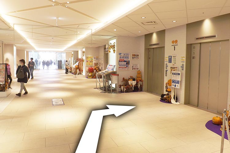 エレベーターに乗り、8階へ向かいます