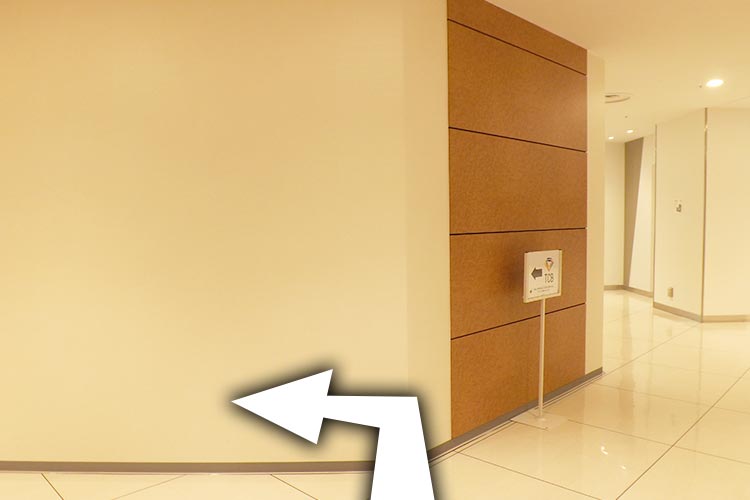 エレベーターを出て、左折します