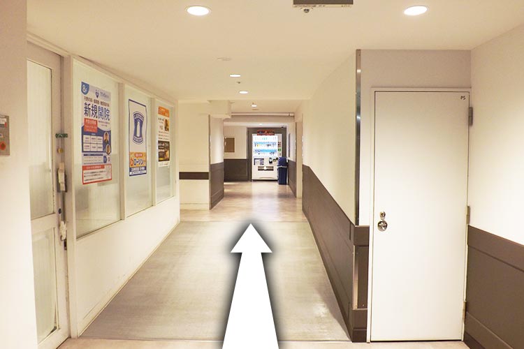 エレベーターへ向かいます