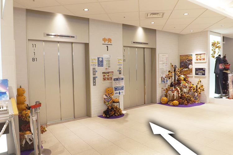 1階で降り、8階行のエレベーターに乗ります