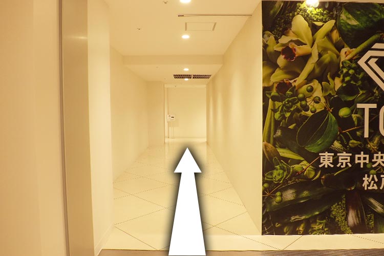 TCB様の看板の横を直進します